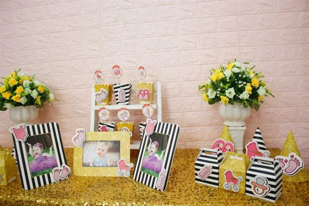 mot-goc-ban-tiec-trang-tri-set-mini-baby-girl-mau-den-kim-tuyen Một góc nhỏ bàn tiệc trang trí với set mini cho bé