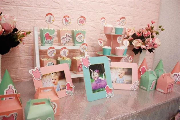 mot-goc-ban-tiec-trang-tri-voi-chu-de-baby-girl-hong-xanh-min Một góc bàn tiệc sinh nhật bé với nhưng hình ảnh của tuổi thơ
