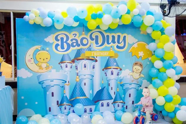 phong-backdrop-duoc-thiet-ke-theo-chu-de-ket-hop-line-bong-bong Phông backdrop được thiết kế theo chủ đề hoàng tử kết hợp line bong bóng