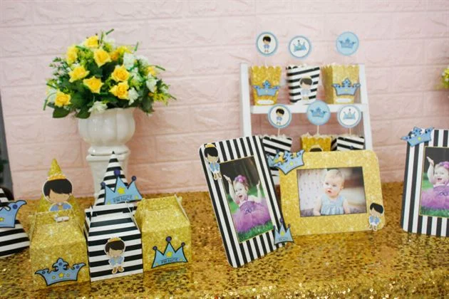 phu-kien-thoi-noi-chu-de-set-mini-hoang-tu-mau-den-kim-tuyen Góc bàn trang trí với set phụ kiện mini