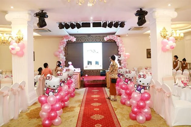 san-khau-va-loi-len-san-khau-cung-duoc-trang-tri-theo-chu-de-kitty Sân khấu và lối lên sân khấu cũng được trang trí theo chủ đề kitty