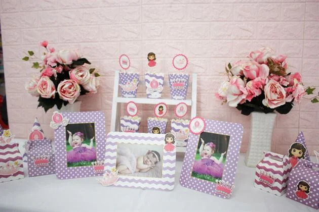set-mini-cong-chua-mau-tim-cham-bi-dung-de-trang-tri-thoi-noi-be Khung hình sinh nhật tím dễ thương trong set mini