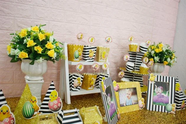 set-trang-tri-sinh-nhat-be-gai-tuoi-ga-mau-den-kim-tuyen Set trang trí sinh nhật nhìn từ góc gần