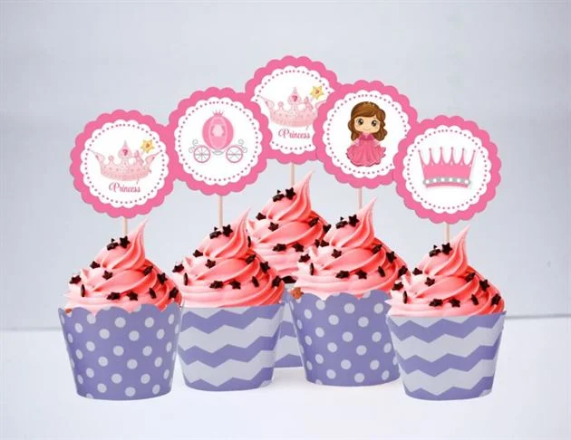 tem-banh-cupcake-cong-chua-mau-tim-cham-bi-1 Tem bánh cupcake Công Chúa màu tím chấm bi