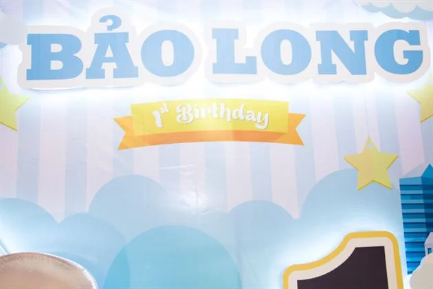 ten-be-bao-long-duoc-tach-noi-ket-hop-den-led-sang-tren-backdrop Tên bé Bảo Long được tách nổi kết hợp đèn led sáng trên backdrop