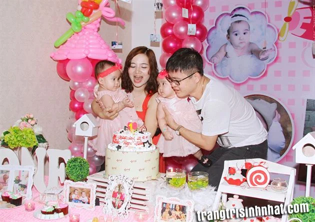 Ba mẹ cùng tổ chức sinh nhật cho bé