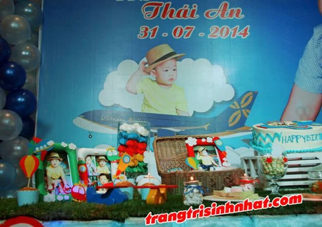 Cận cảnh bàn sinh nhật bé trai