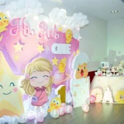 Tiệc thôi nôi bé Hà Anh được trang trí theo chủ đề công chúa và gà con đáng yêu