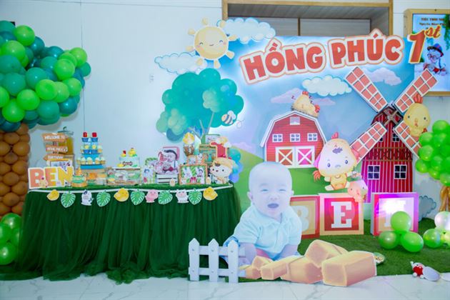 Trang trí backdrop và bàn gallery chủ đề nông trại gà con