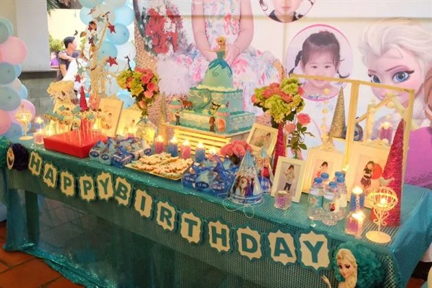 trang-tri-ban-luu-niem-sinh-nhat-chu-de-elsa-8913-1 Trang Trí Bàn Lưu Niệm chủ đề Elsa