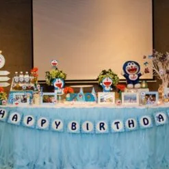 Trang trí bàn sinh nhật bé trai 1 tuổi chủ đề Doraemon