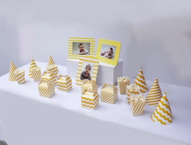 trang-tri-ban-sinh-nhat-be-trai-mau-vang-zigzag Trang trí bàn sinh nhật bé trai màu vàng zigzag