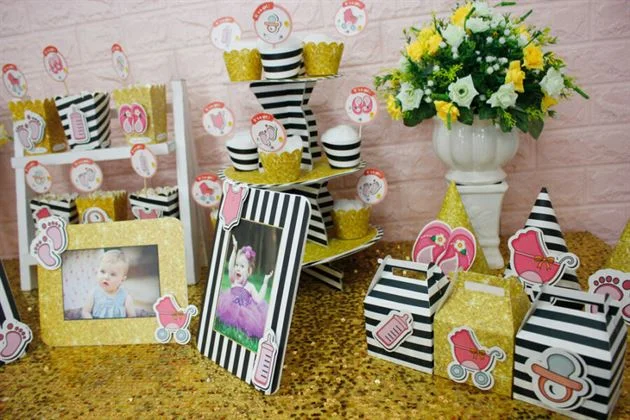 trang-tri-ban-sinh-nhat-cho-be-voi-full-set-chu-de-baby-girl-den-kim-tuyen Bàn tiệc thôi nôi cho bé gái thật đáng yêu
