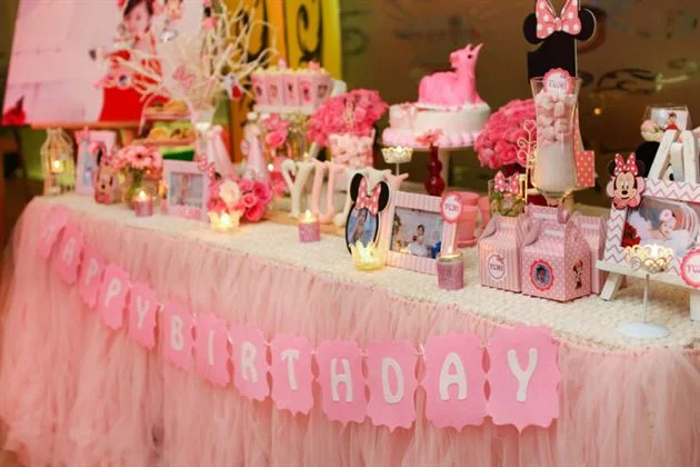 trang-tri-ban-thoi-noi-be-gai-minnie Trang trí bàn thôi nôi bé gái chủ đề Minnie
