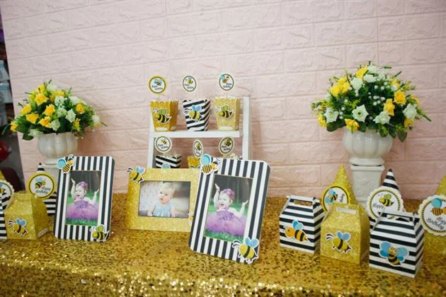 trang-tri-ban-tiec-sinh-nhat-voi-set-mini-be-ong-mau-den-kim-tuyen Set mini trang trí bàn tiệc sinh nhật
