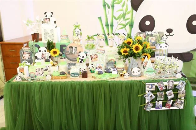 trang-tri-ban-tiec-thoi-noi-be-trai-chu-de-gau-truc Trang trí bàn tiệc thôi nôi Panda với màu xanh lá trúc