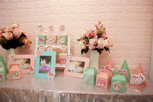 trang-tri-ban-tiec-thoi-noi-cho-be-voi-chu-de-baby-girl-hong-xanh-min Trang trí tiệc thôi nôi cho bé gái với trọn bộ phụ kiện hồng xanh min