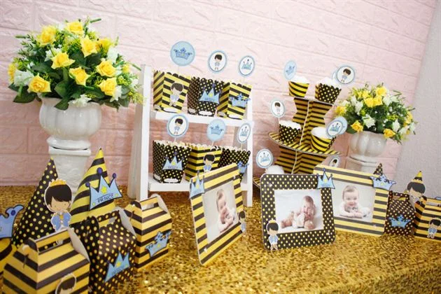 trang-tri-ban-tiec-voi-full-set-hoang-tu-mau-vang-den Trang trí bàn tiệc cho bé trai với hình ảnh baby prince đáng yêu