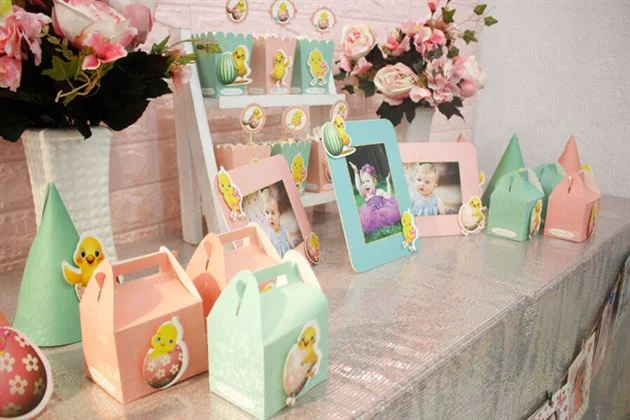 trang-tri-ban-tiec-voi-set-mini-chu-de-baby-girl-mau-hong-xanh-min Trang trí bàn tiệc với set mini chú gà con