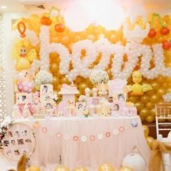 Trang trí bong bóng sinh nhật bé gái tuổi gà