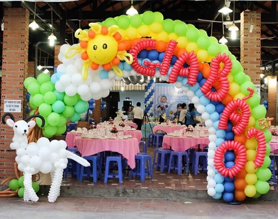Trang trí cổng bong bóng cho tiệc thôi nôi bé trai