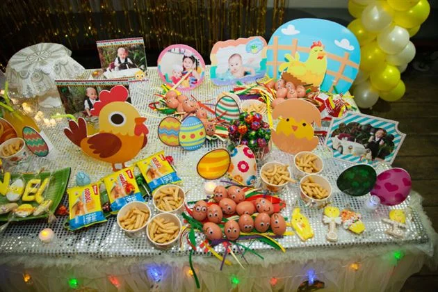 trang-tri-de-thuong-thoi-noi-be-ga-trai-mau-vang-ruc-ro Trang trí dễ thương thôi nôi bé NOEL với ánh đèn Led nhiều màu