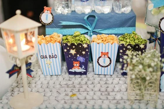 Trang trí hộp đựng bắp rang bơ trên bàn thôi nôi của bé