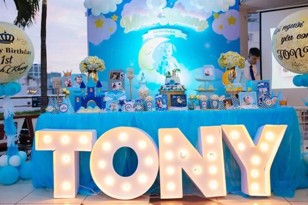 trang-tri-sinh-nhat-chu-de-hoang-tu-cho-be-tony Trang trí tiệc thôi nôi không gian ngoài trời cho bé Tony