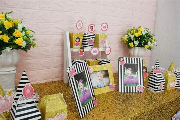 trang-tri-sinh-nhat-set-mini-cong-chua-mau-den-kim-tuyen Trang trí sinh nhật với set mini màu đen kim tuyến huyền bí