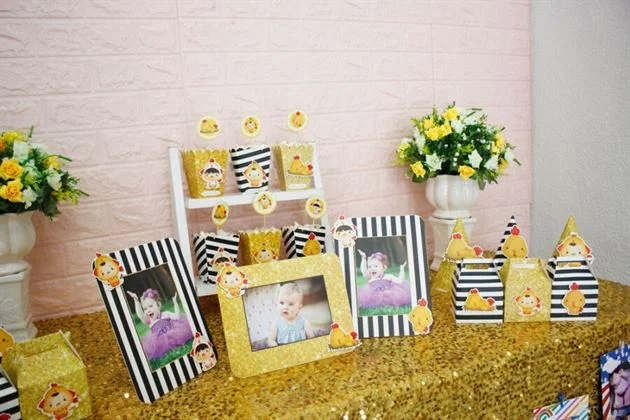 trang-tri-sinh-nhat-tron-goi-cho-be-trai-tuoi-ga-mau-den-kim-tuyen Trang trí sinh nhật trọn gói cho bé trai với set mini