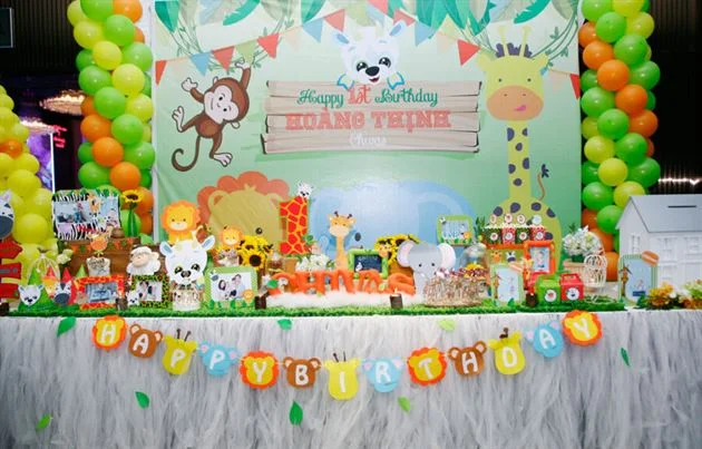 trang-tri-sinh-nhat-tron-goi-chu-de-rung-xanh Trang trí sinh nhật thôi nôi trọn gói