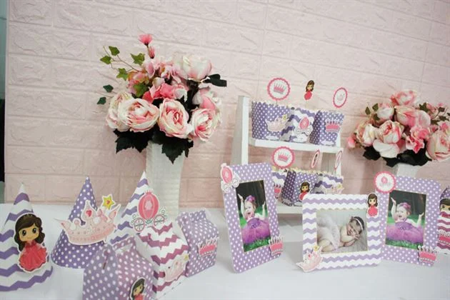 trang-tri-sinh-nhat-voi-set-mini-cong-chua-mau-tim-cham-bi Góc bàn tiệc sinh nhật bé với set mini