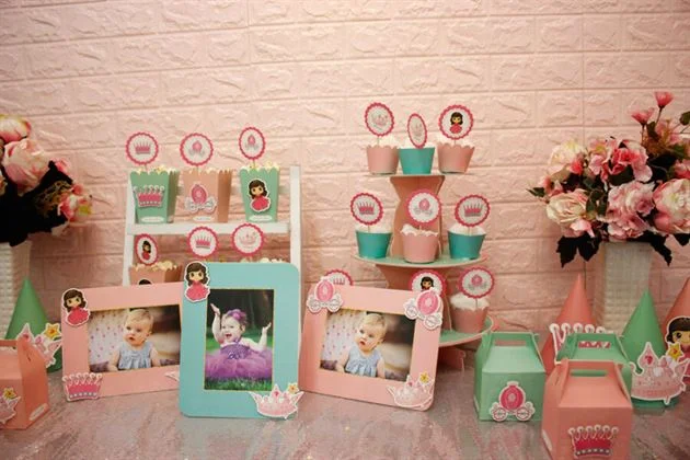 trang-tri-thoi-noi-bang-full-set-cong-chua-mau-hong-xanh-min Trang trí bàn tiệc thôi nôi bé gái