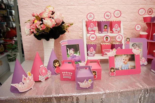 trang-tri-thoi-noi-be-voi-full-set-chu-de-cong-chua-mau-hong-tim Trang trí thôi nôi cho cô công chúa nhỏ với tông màu hồng tím