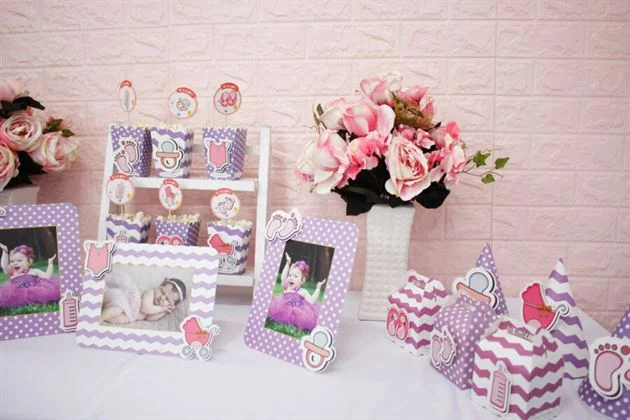 trang-tri-thoi-noi-be-voi-set-mini-baby-girl-tim-cham-bi Trang trí bàn tiệc thôi nôi bé gái với những hình ảnh đáng yêu