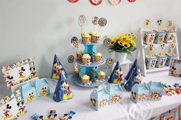 Trang trí bàn thôi nôi cho bé chủ đề Mickey