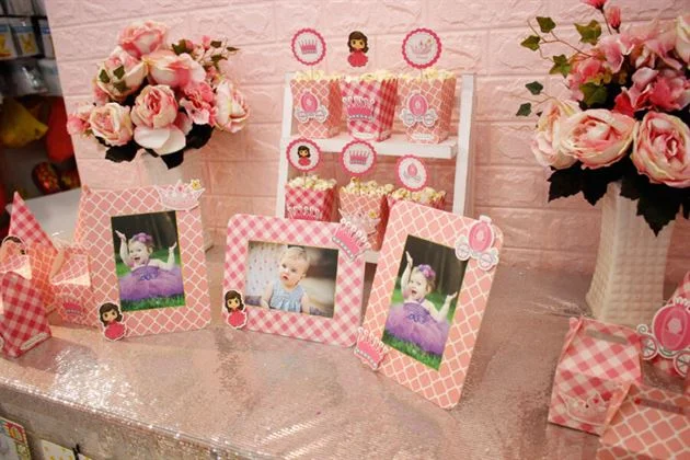 trang-tri-thoi-noi-cho-be-voi-set-mini-cong-chua-mau-hong-luoi Trang trí bàn tiệc thôi nôi cho bé gái với hình ảnh cô công chúa