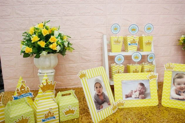 trang-tri-thoi-noi-voi-set-mini-vuong-mien-be-trai-mau-vang-hoang-gia Trang trí thôi nôi bằng set mini thật tiện lợi