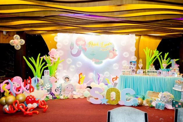 trang-tri-tiec-sinh-nhat-chu-de-tien-ca-cho-be-khanh-lynns-1 Trang trí tiệc sinh nhật cho bé Khánh Lynns phong cách 3D theo chủ đề Nàng tiên cá