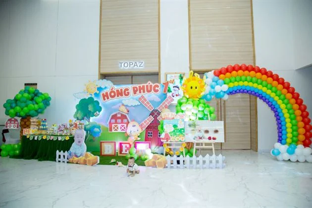 trang-tri-tiec-thoi-noi-chu-de-nong-trai-ga-con-cho-be-hong-phuc-1 Trang trí tiệc thôi nôi bé Hồng Phúc chủ đề nông trại