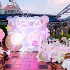 Trang trí tiệc thôi nôi theo chủ đề công chúa và gà con cho bé Trâm Anh