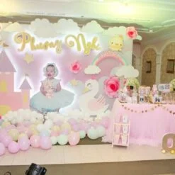 Trang trí tiệc thôi nôi tone màu hồng pastel cho bé Phương Nghi
