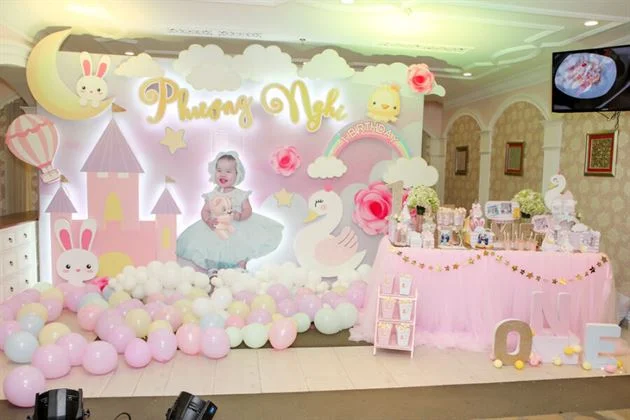 trang-tri-tiec-thoi-noi-tone-mau-hong-pastel-cho-be-phuong-nghi-1 Trang trí tiệc thôi nôi tone màu hồng pastel cho bé Phương Nghi