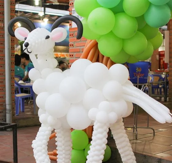 Trang trí trụ bong bóng nghệ thuật chủ đề để chú dê con