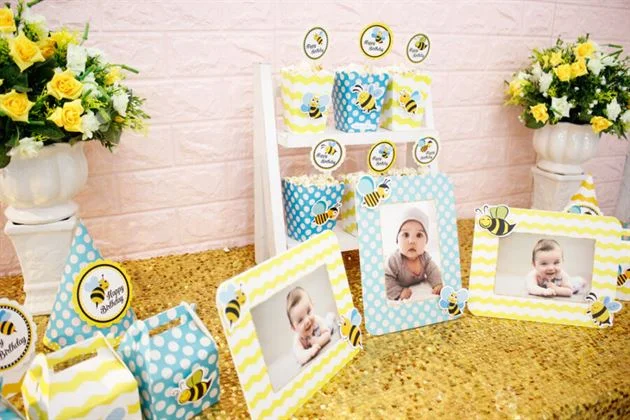 tu-tay-trang-tri-ban-sinh-nhat-voi-set-mini-be-ong-mau-xanh-min-vang Góc khác bàn tiệc trang trí sinh nhật bé