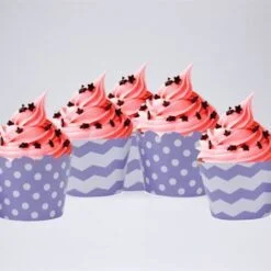 Vỏ bánh cupcake màu tím chấm bi