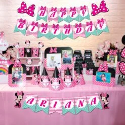 Bé gái 3 tuổi Minnie