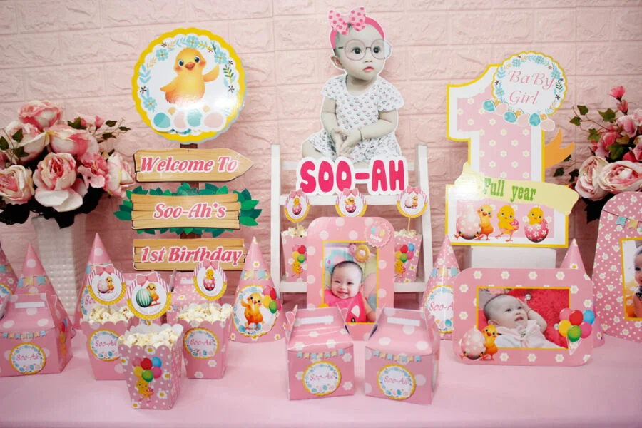 Cận cảnh bàn trang trí sinh nhật thôi nôi bé gái tuổi gà