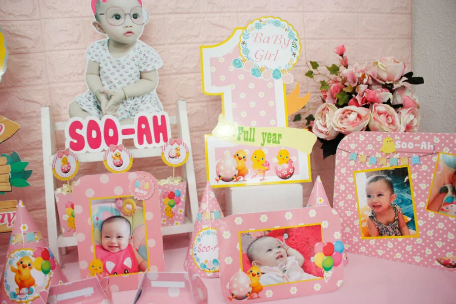 Những phụ kiện thôi nôi được trang trí trên bàn