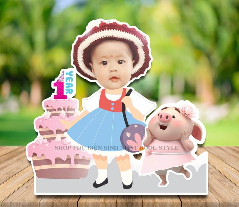 Chibi bé gái đứng cạnh bánh kem và heo con 